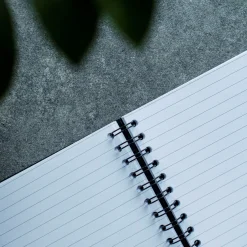 GRANIT Anteckningsbok A4 Linjerat Rädda Barnen- Kalendrar & Skrivblock