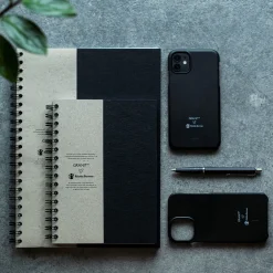 GRANIT Anteckningsbok A4 Linjerat Rädda Barnen- Kalendrar & Skrivblock