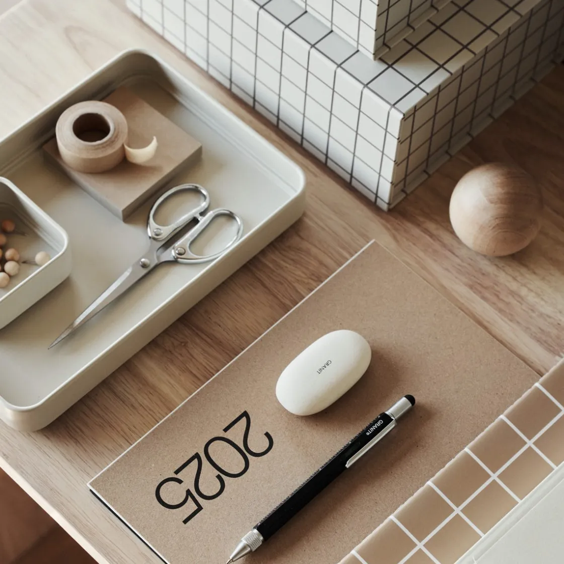 GRANIT Skrivbordsförvaring Mono 8x8cm Beige- Skrivbordstillbehör|Skrivbordsförvaring